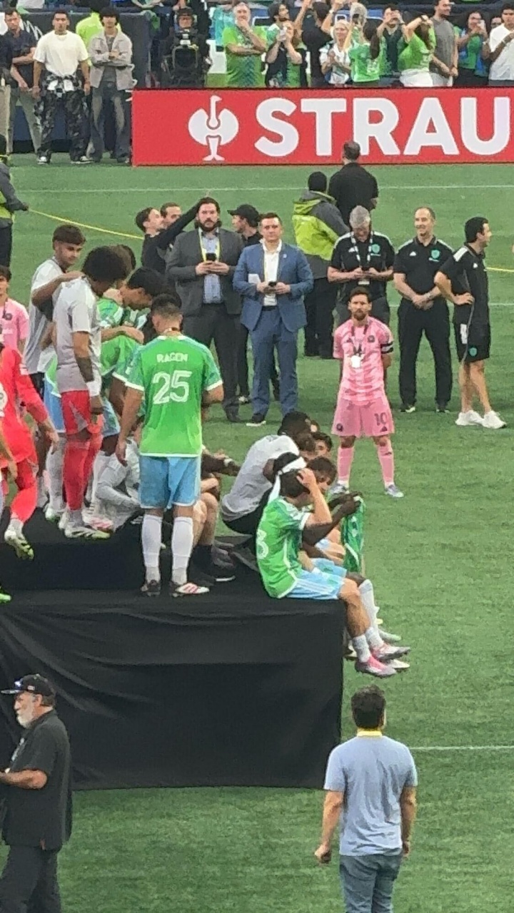 給予對手尊重，梅西賽后在場內(nèi)看西雅圖海灣人頒獎儀式