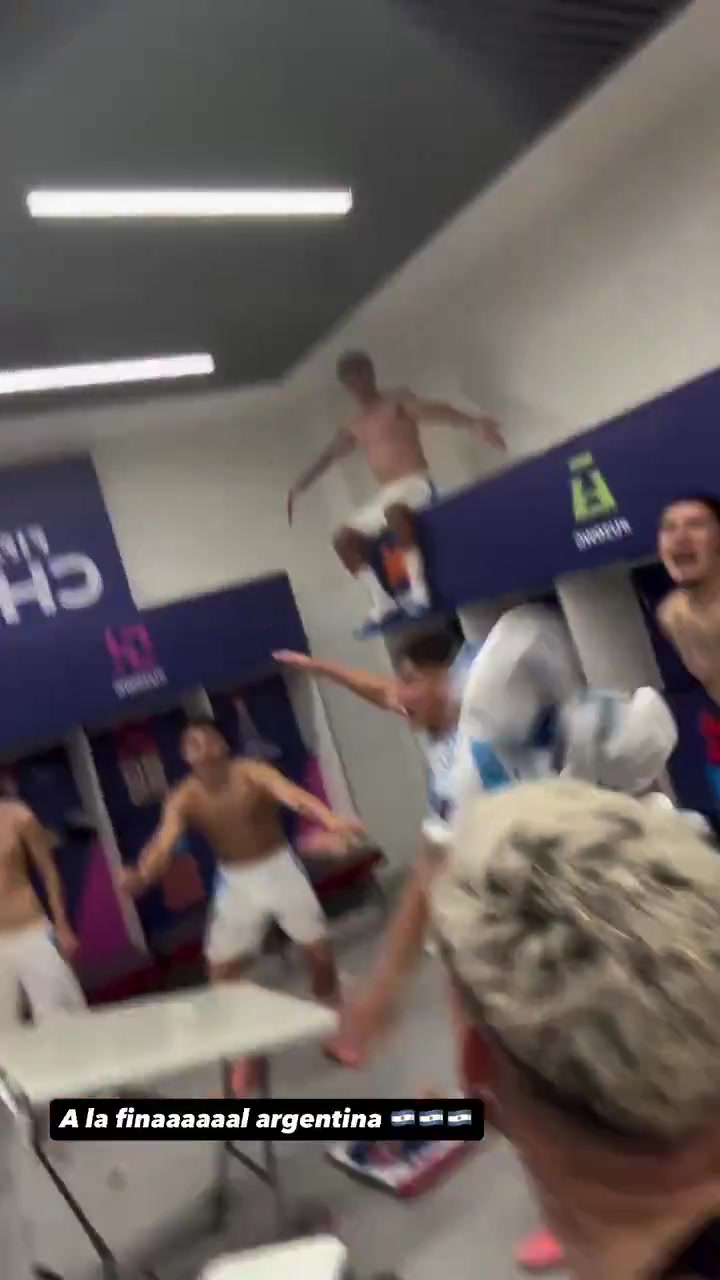 狂歡！阿根廷U20進(jìn)入世青賽決賽，球員們?cè)诟率爷偪駪c祝